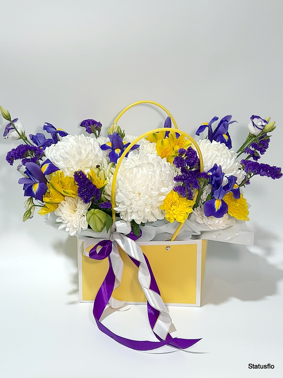 Композиция цветов в сумочке.(Радость)