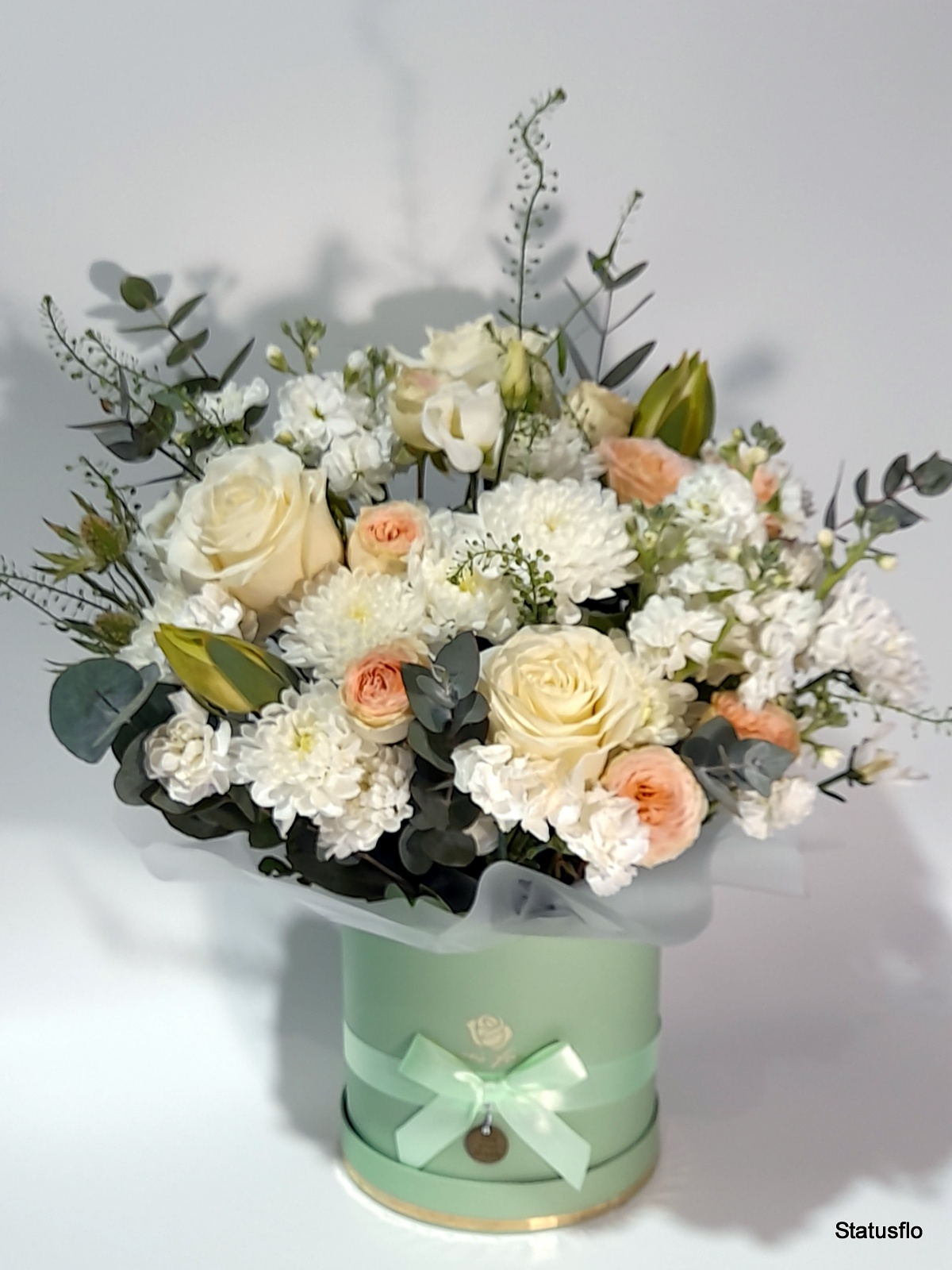 Композиция цветов в коробке.(Лёгкий бриз)