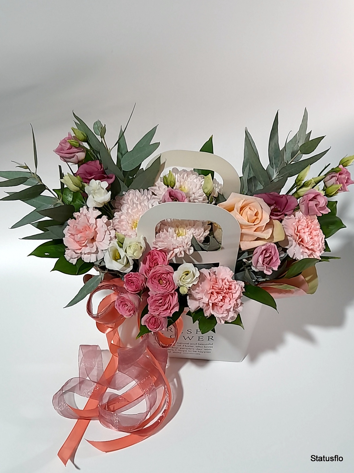 Композиция цветов в сумочке.(№2)