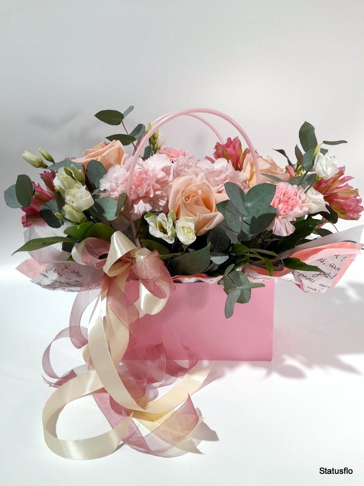 Композиция цветов в сумочке.(№7)