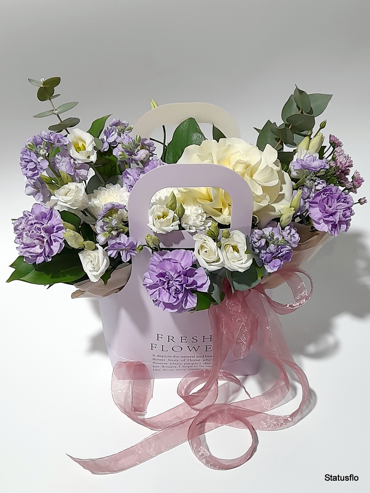 Композиция цветов в сумочке.(№1)