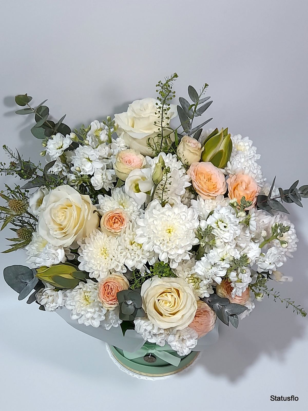 Композиция цветов в коробке.(Лёгкий бриз)