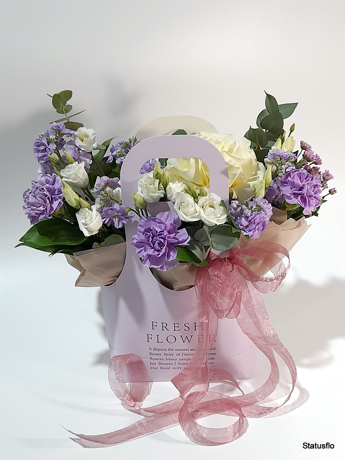 Композиция цветов в сумочке.(№1)