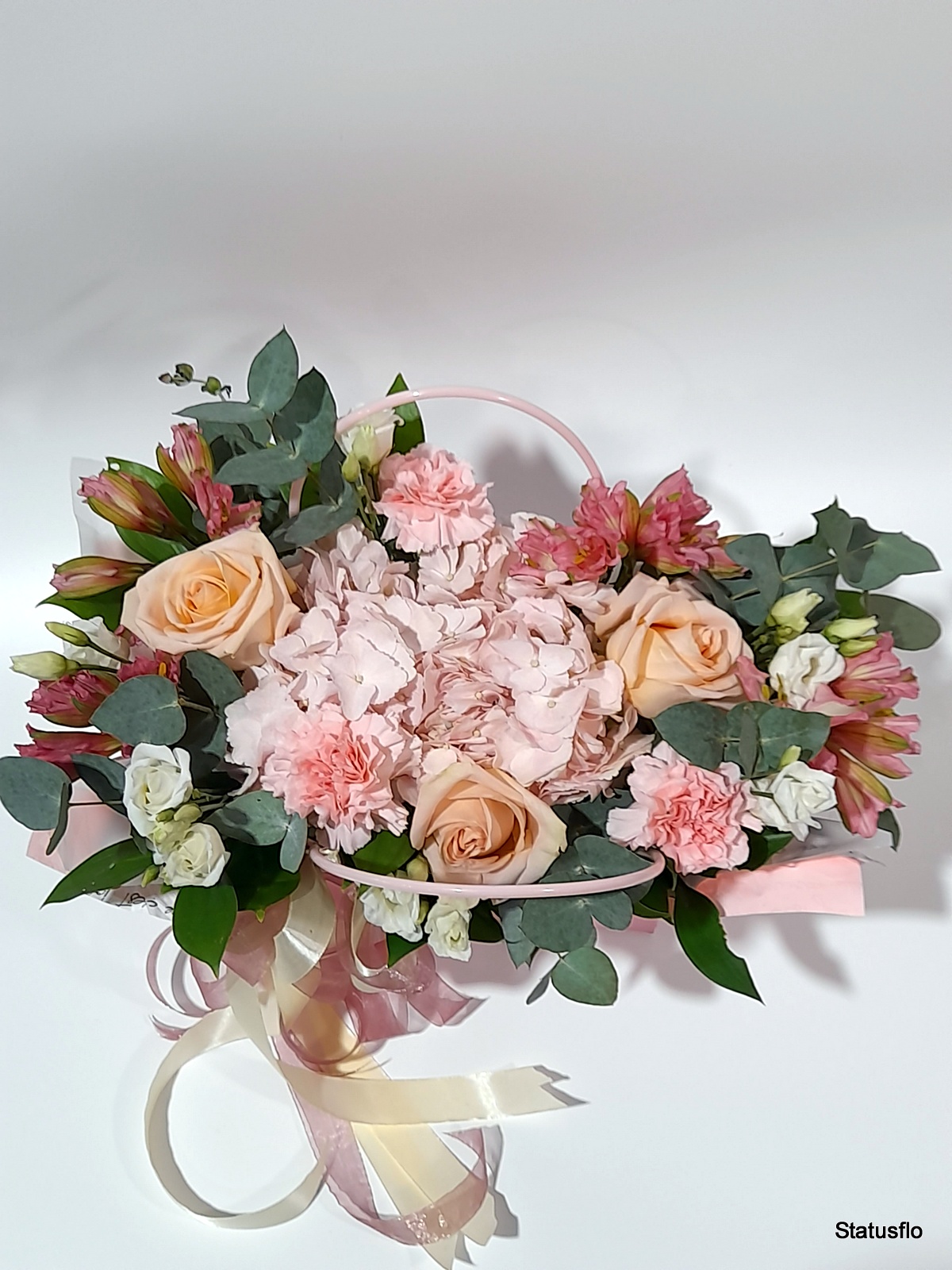 Композиция цветов в сумочке.(№7)